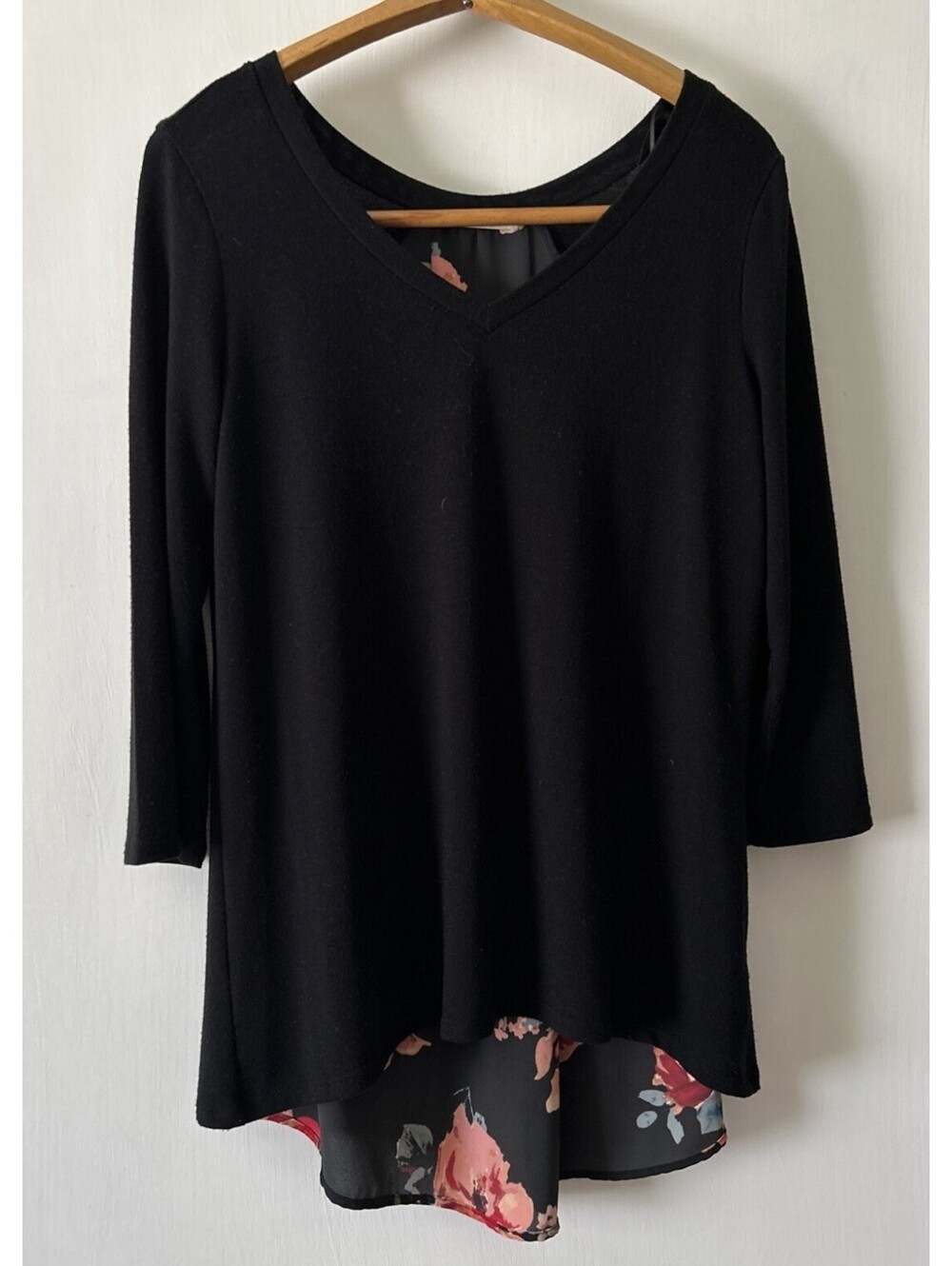 Le Lis Black Blouse W/ A Floral Inset Floral Knit 3/4 sleeve V neck - M